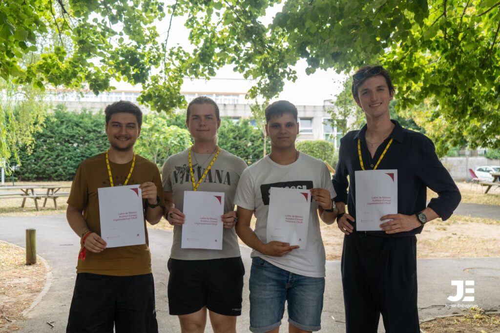 Les nouveaux auditeurs-conseil : Maël Gangloff (Président), Nathan Boettcher (Trésorier), Korentin Welter et Nathan Sivry avec leur lettre de mission